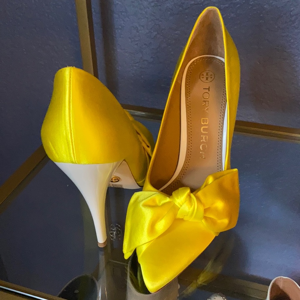 Gorgeous Tory Burch satin bow pumps